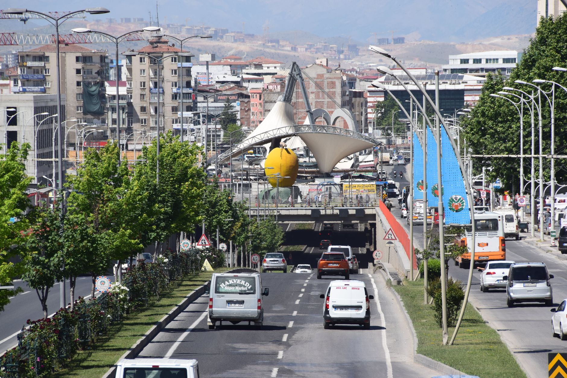 A bustling street scene in Malatya, Turkey featuring iconic apricot sculpture and cityscape. — Pristup casino stranici za igr