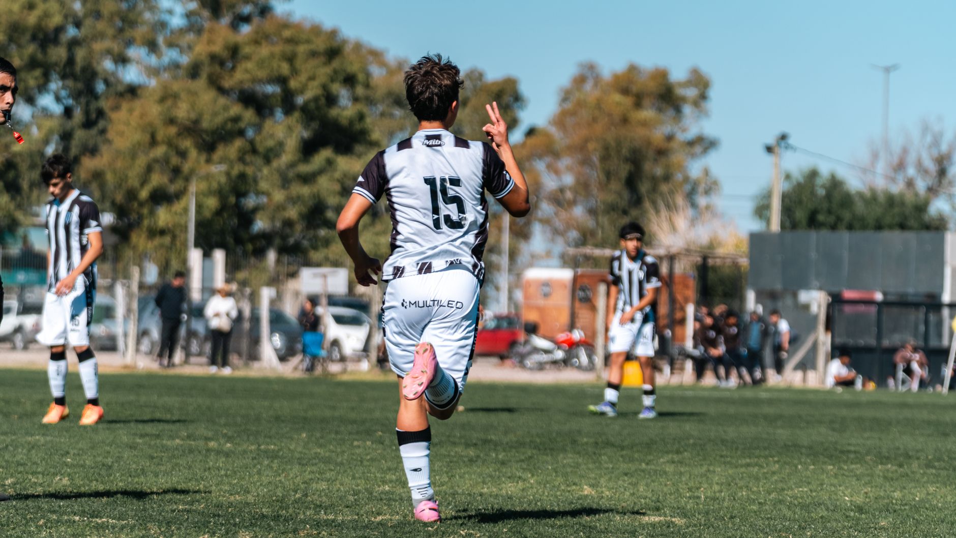 Stay Ahead of the Game with Real-Time Sports Scores and Highlights
